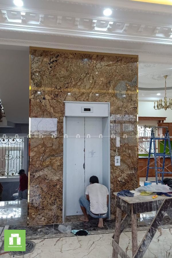 Thi công ốp đá thang máy cho công ty chị Mai ở Long An