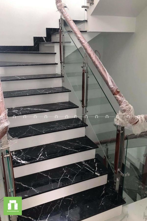 Thi công ốp đá cầu thang