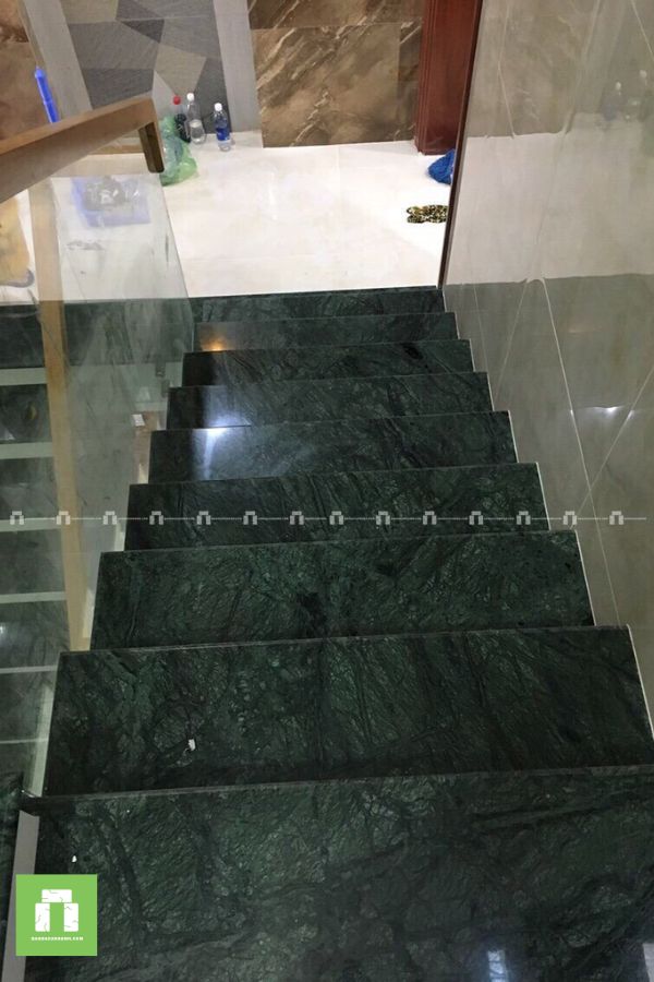 Thi công ốp đá cầu thang sang trọng
