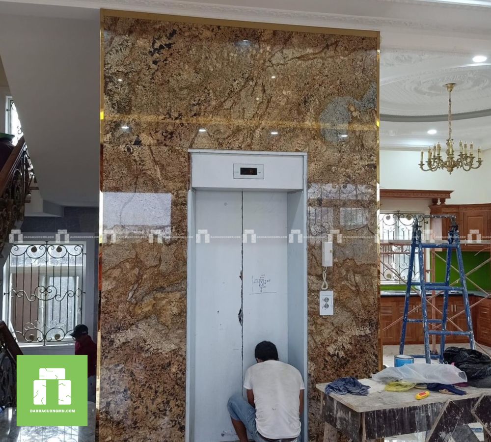 Thi công ốp đá thang máy cho công ty chị Mai ở Long An