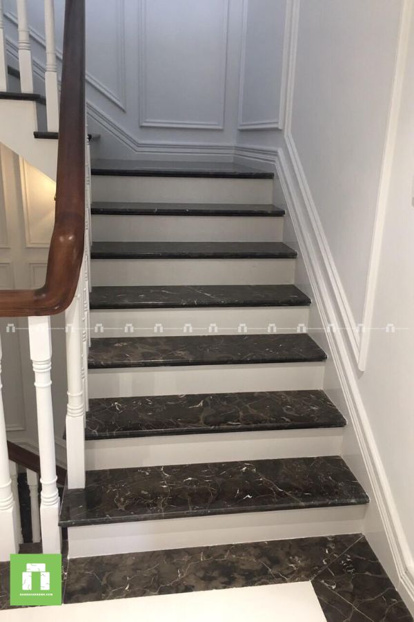 Thi công ốp đá cầu thang nhà ở hiện đại