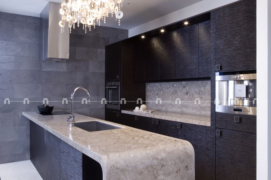 So sánh giá thành của đá ốp tường bếp và kính: