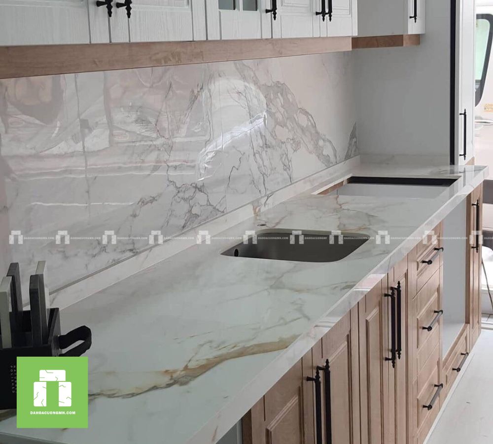 Thi công ốp đá bếp cho vợ chồng anh Minh Quận 12