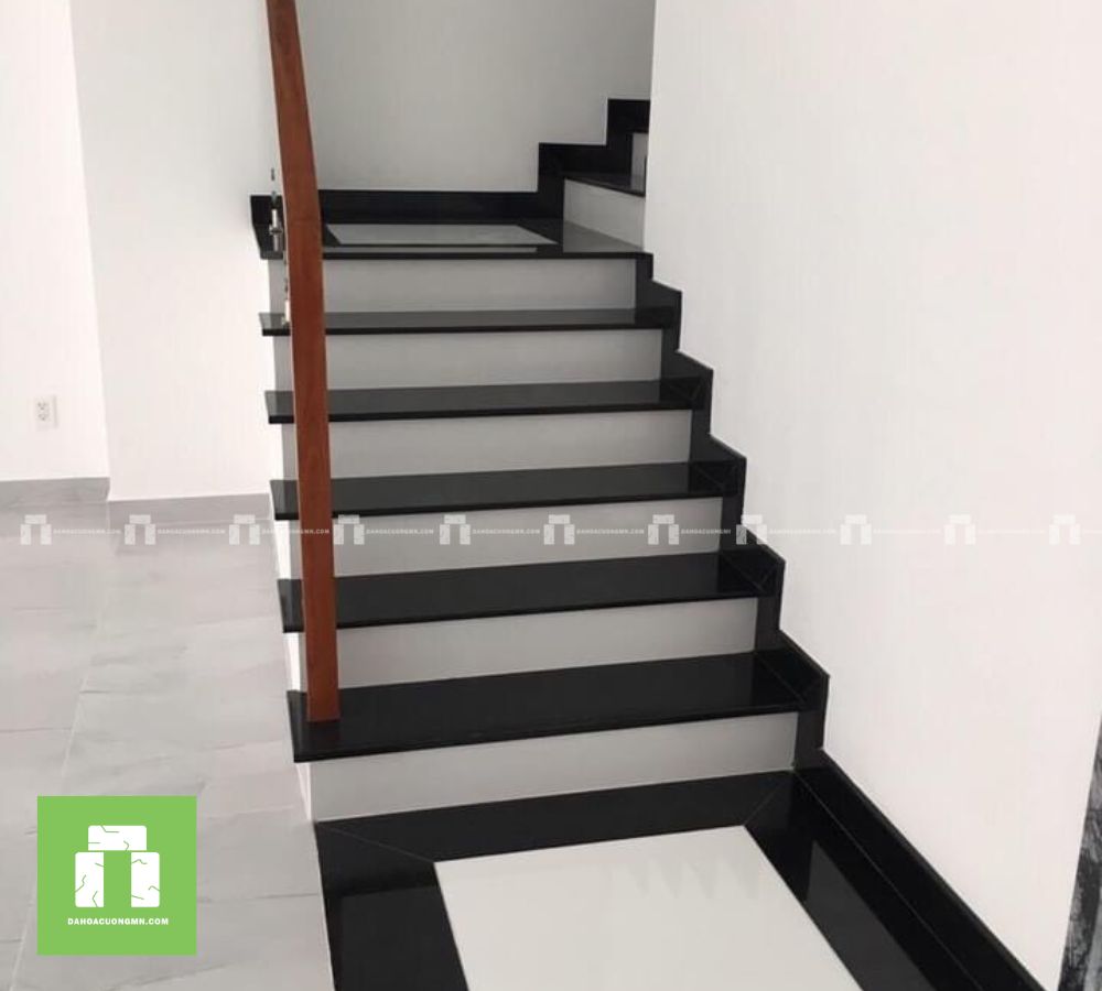 Thi công ốp đá cầu thang cho anh Long quận 2, TP HCM