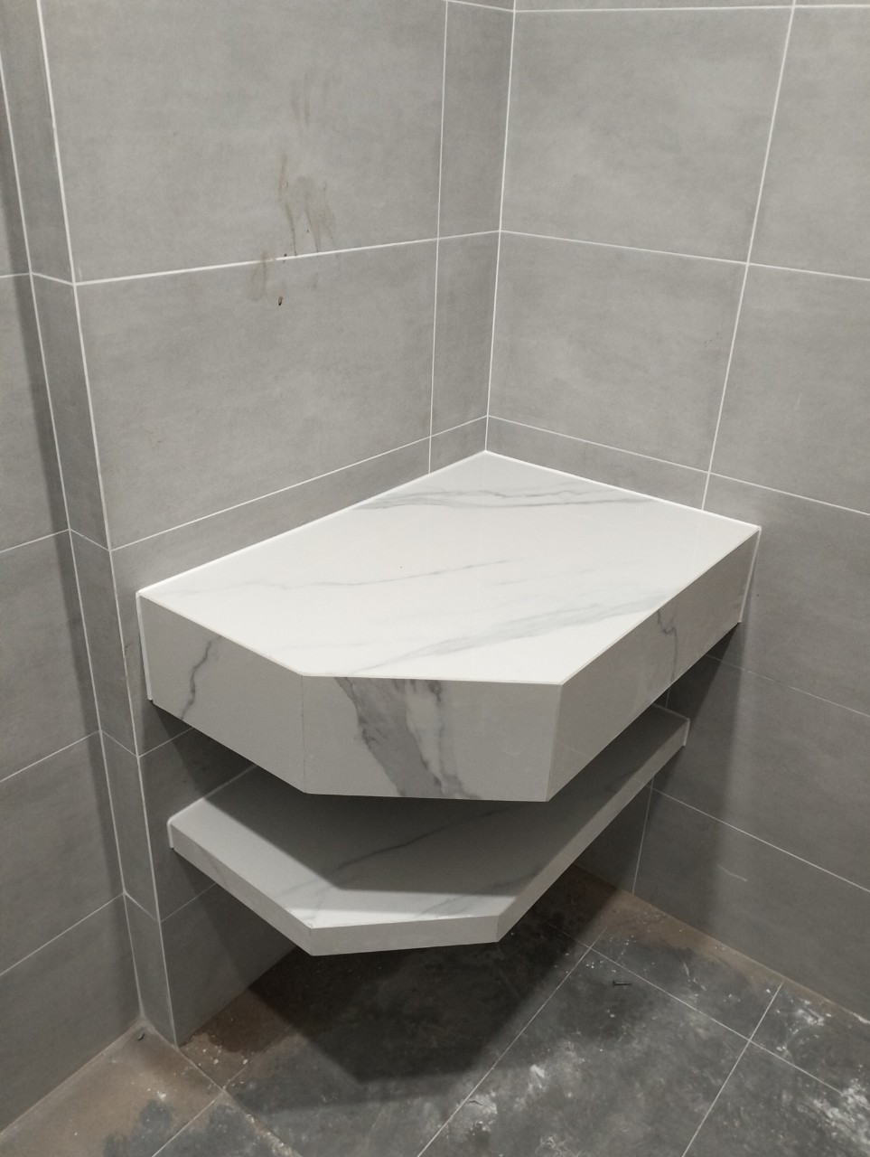 lavabo trắng vân mây (hàng thuộc phân khúc trung binh nhưng chất lượng và mẫu mã ko thua kém hàng cao cấp )