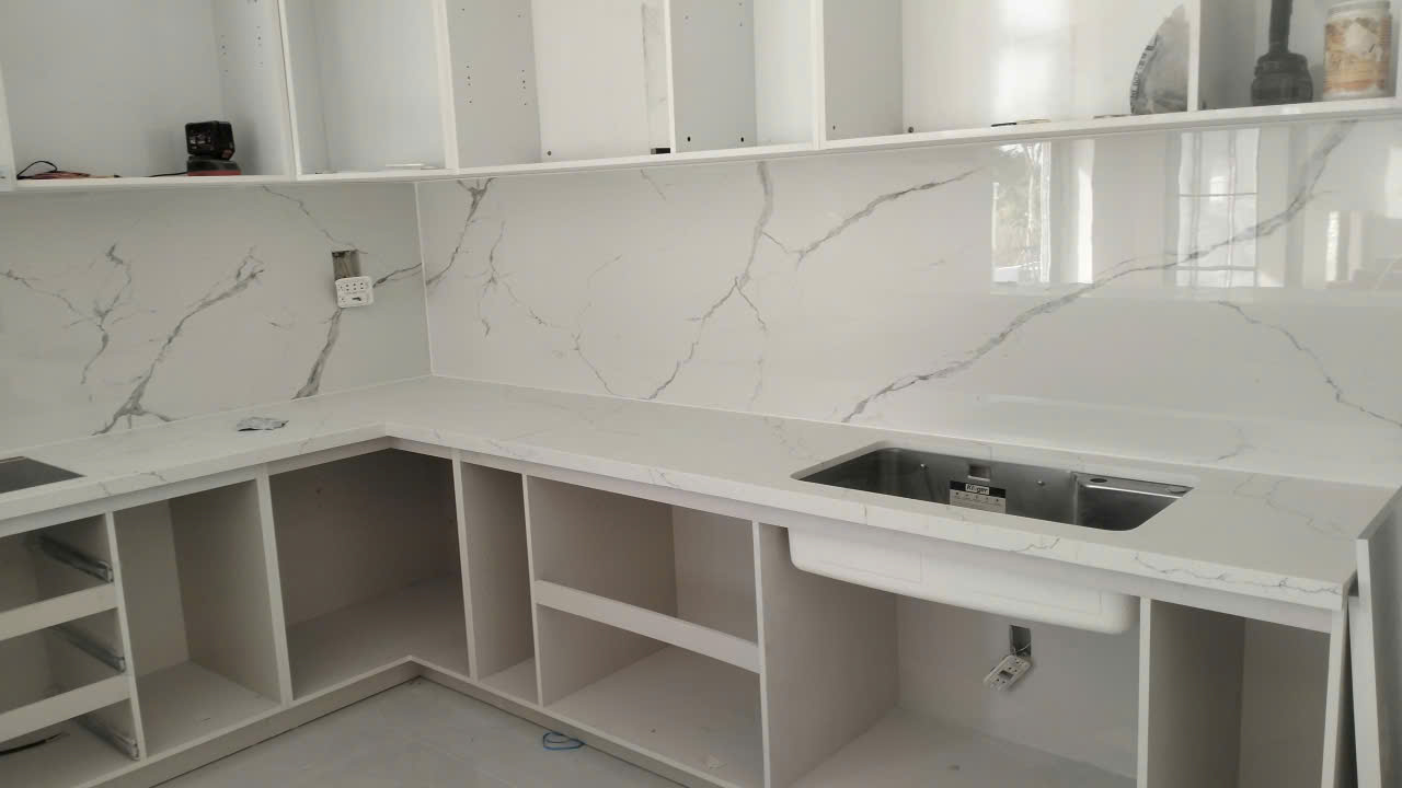 bếp đá thạch anh (đá bếp màu trắng vân mây)